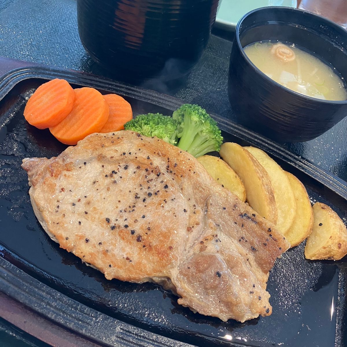 最後に空港で鹿児島といえば！豚カツ。
私はステーキ。
鹿児島、熊本美味しかった♡