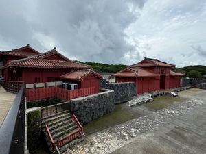 沖縄県首里
●守礼門（世界遺産）
●再建中の本殿の屋根（世界遺産」
●火災...