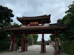 沖縄県首里
●守礼門（世界遺産）
●再建中の本殿の屋根（世界遺産」
●火災...