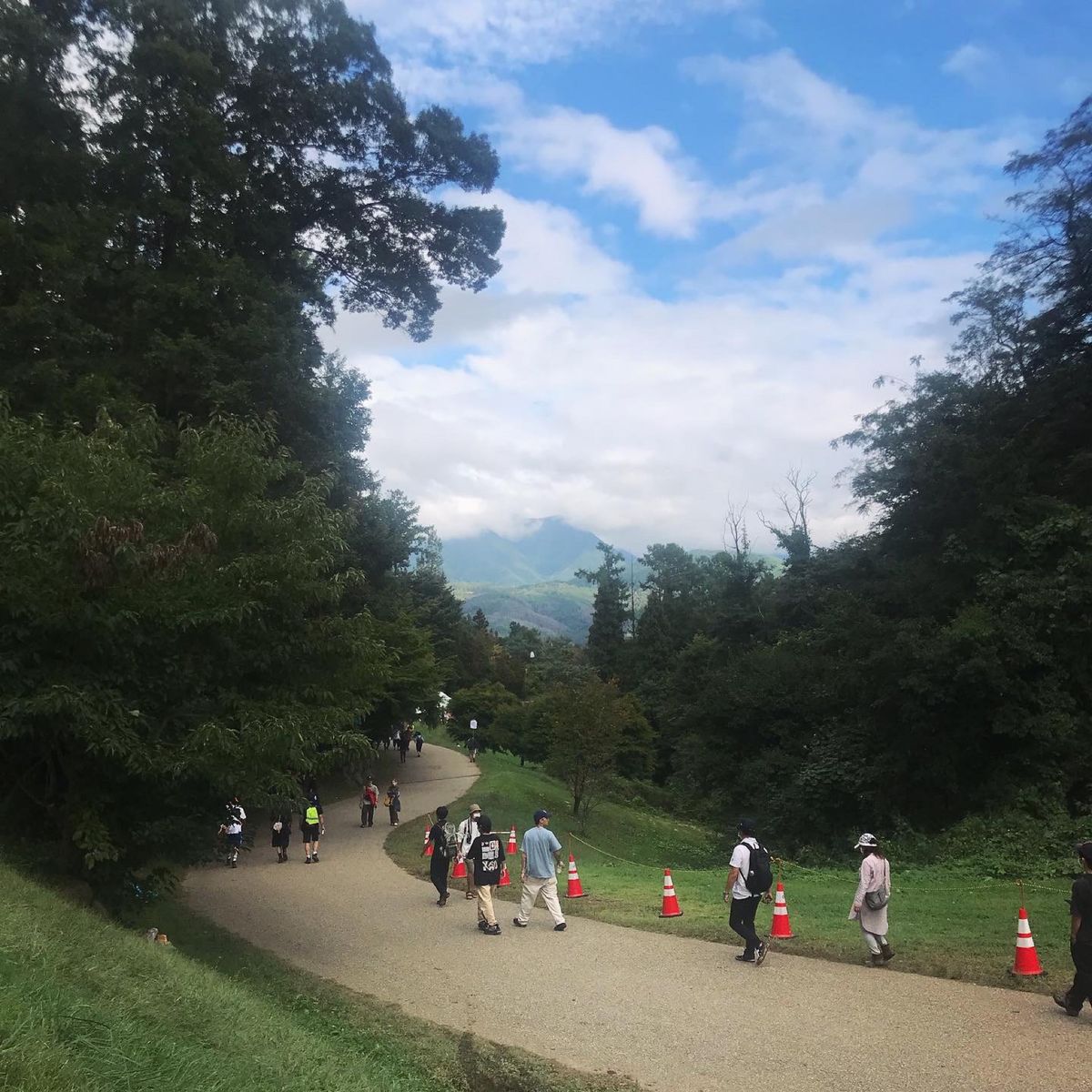 松本市美術館で草間彌生の版画展を見て、昼過ぎからアルプス公園のりんご音楽祭...