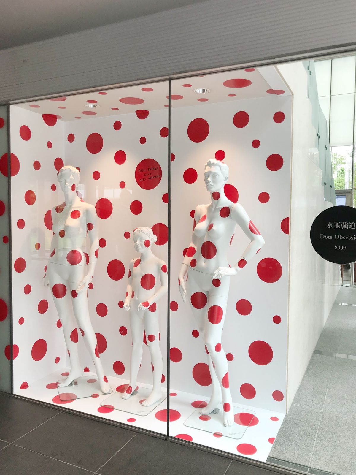 松本市美術館で草間彌生の版画展を見て、昼過ぎからアルプス公園のりんご音楽祭...