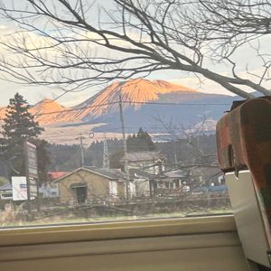 今まで見たことがない山の色と形だった。阿蘇山。すごいー。