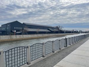 半田運河。運河沿いに黒壁の建物。絵になる風景です。