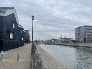 半田運河。運河沿いに黒壁の建物。絵になる風景です。