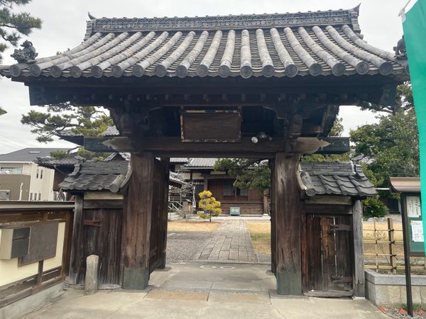 日本・愛知県「運河と蔵と醸造の街、半田」の写真：光照院。創建は1605年という歴史ある寺...