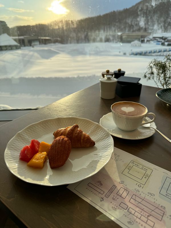 日本・北海道「ニセコ スキーツアー」の写真：今日は晴れ間が見えた