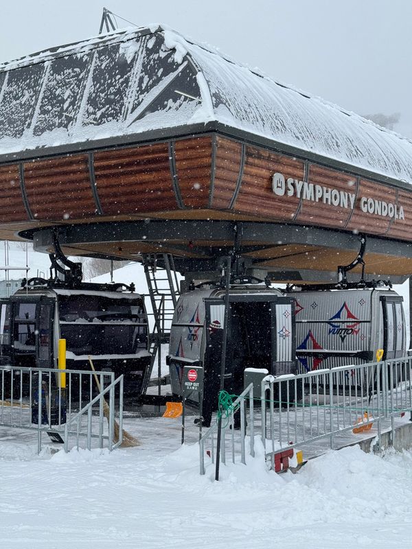 日本・北海道「ニセコ スキーツアー」の写真：午前のセッション完了
ゴンドラがルイビトン。
