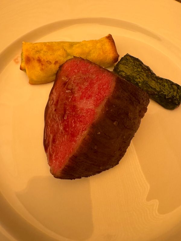 日本・北海道「ニセコ スキーツアー」の写真：低温調理の肉が美味しかった。
レストラン...