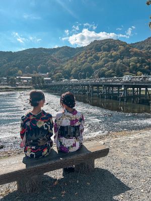 嵐山渡月橋の川沿い