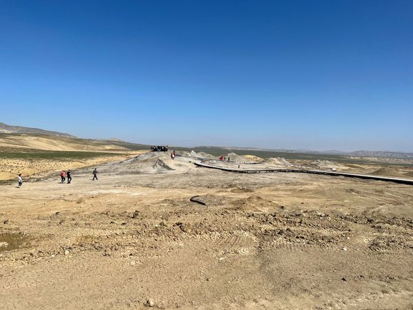 トルコ・Istanbul「コーカサス三国旅」の写真：泥火山、ゾロスター教寺院、コブスタン、ヤ...
