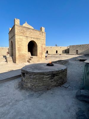 泥火山、ゾロスター教寺院、コブスタン、ヤナルタグ