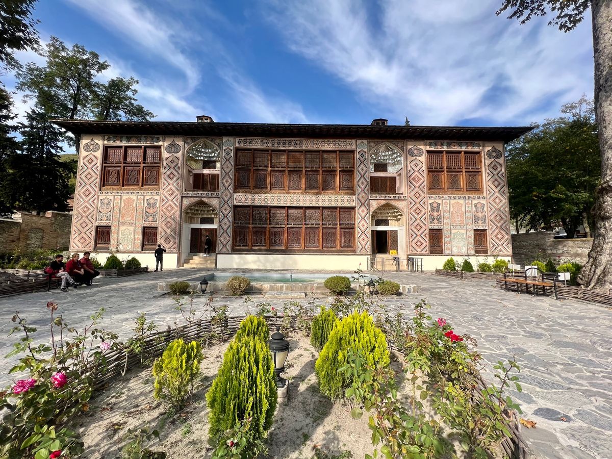 シェキ日帰り旅行
アルバニア教会、シェキハーン、キャラバンサライ、シェキ名...