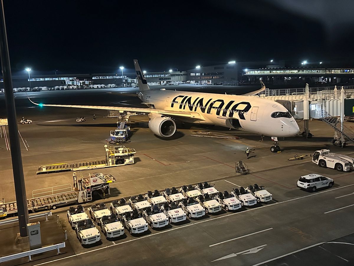 夜成田空港から最終便でヘルシンキへ
