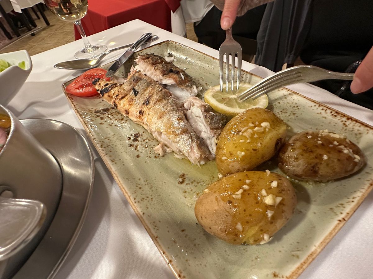 4/29
ポルト2日目グルメ
ポルト名物トリパス、赤鯛のオリーブ焼き、カイ...