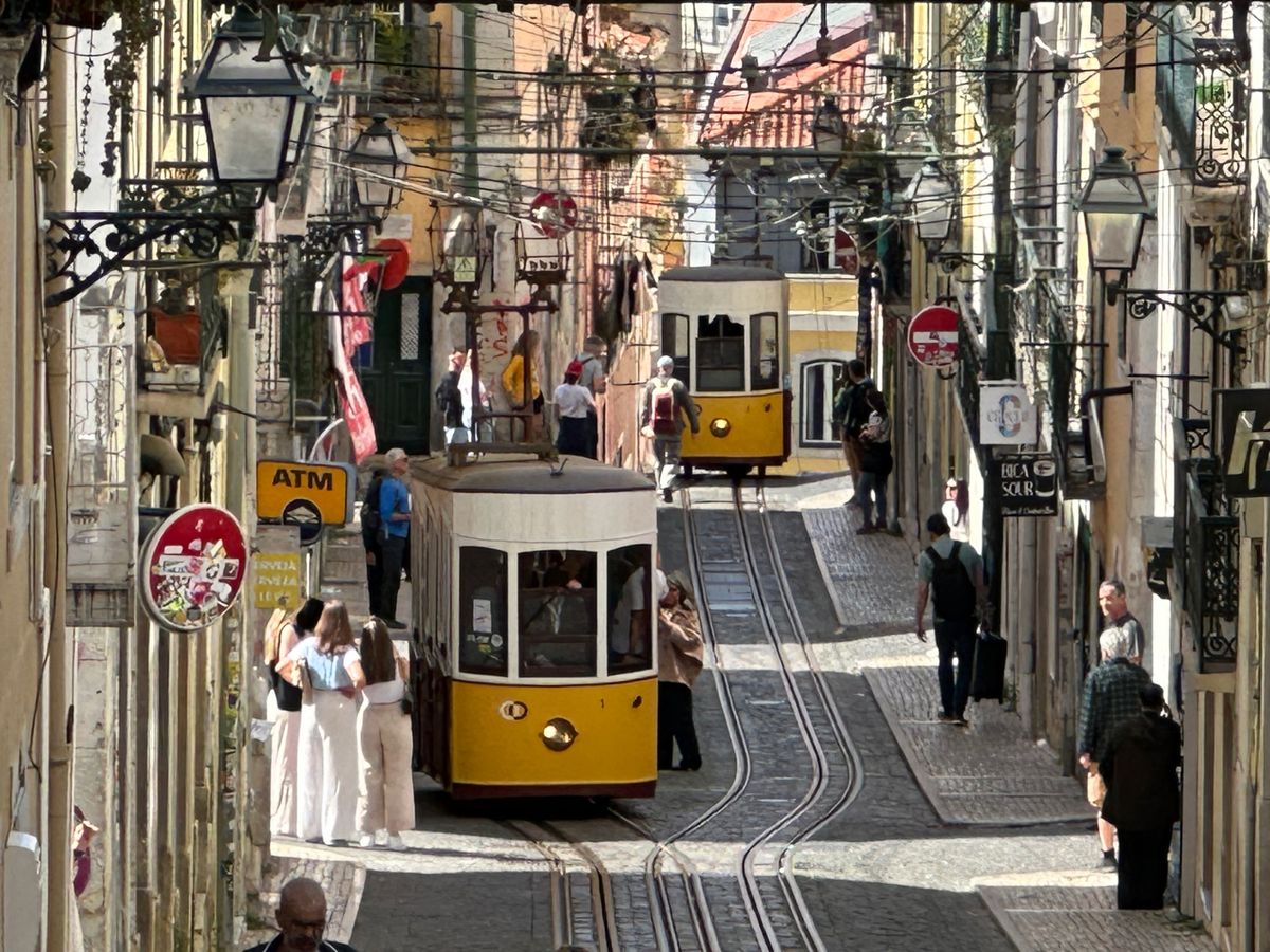 5/4
リスボン散歩
市電28で巡る街並み
BICAのケーブルカー、サンタ...