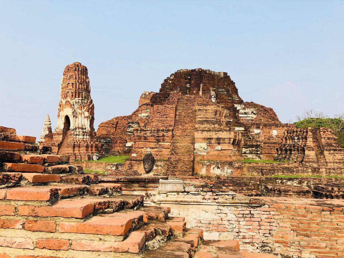 アユタヤの遺跡。有名な木の根に埋まった仏頭も見られました。