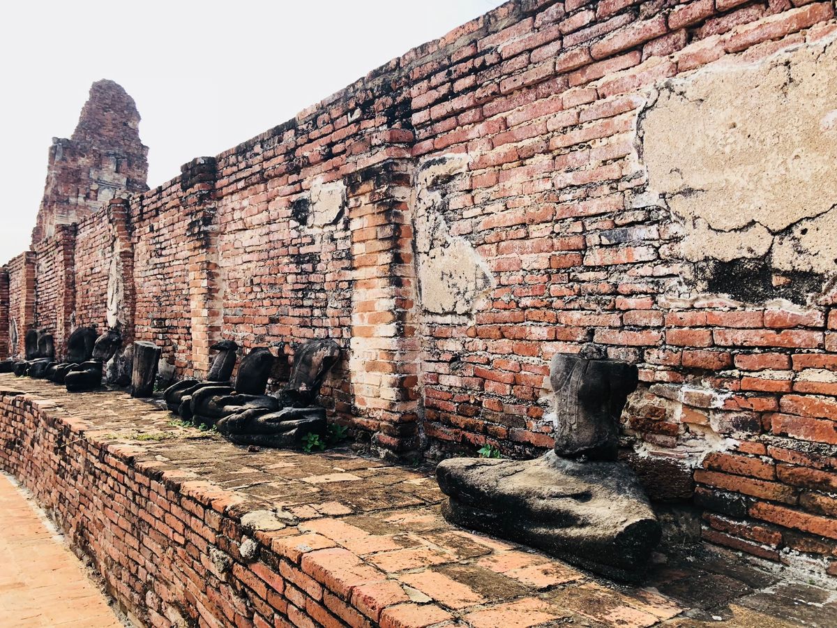 アユタヤの遺跡。有名な木の根に埋まった仏頭も見られました。