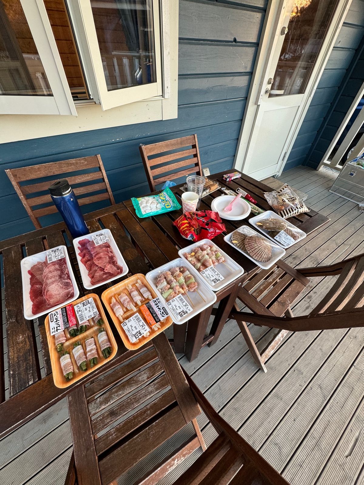 夕方頃になると夕陽が綺麗。夏になると海側に太陽が沈むかも。