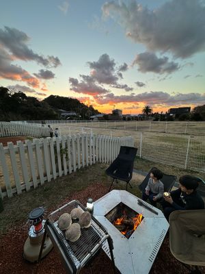 夕方頃になると夕陽が綺麗。夏になると海側に太陽が沈むかも。