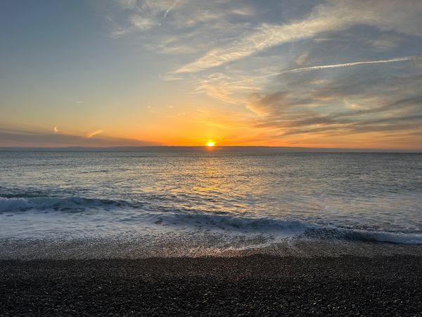 日本・三重県「熊野サウナ巡り」の写真：世界遺産七里御浜
新鮮なお寿司とめはり寿...