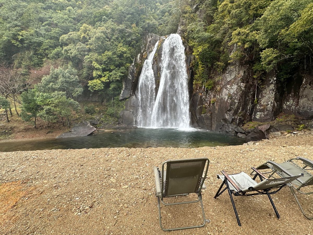 三重と和歌山の県境
紀宝町の「飛雪の滝」
テントサウナの水風呂は天然の滝でした