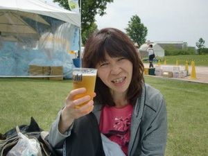 ゴール後のビール。シャトルバスで宇奈月温泉へ。