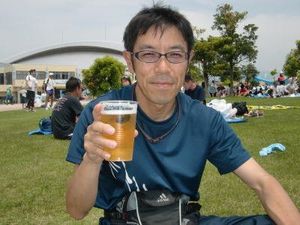 ゴール後のビール。シャトルバスで宇奈月温泉へ。