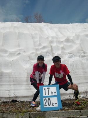 雪渓前で撮影。こんなマラソンコース他にない。