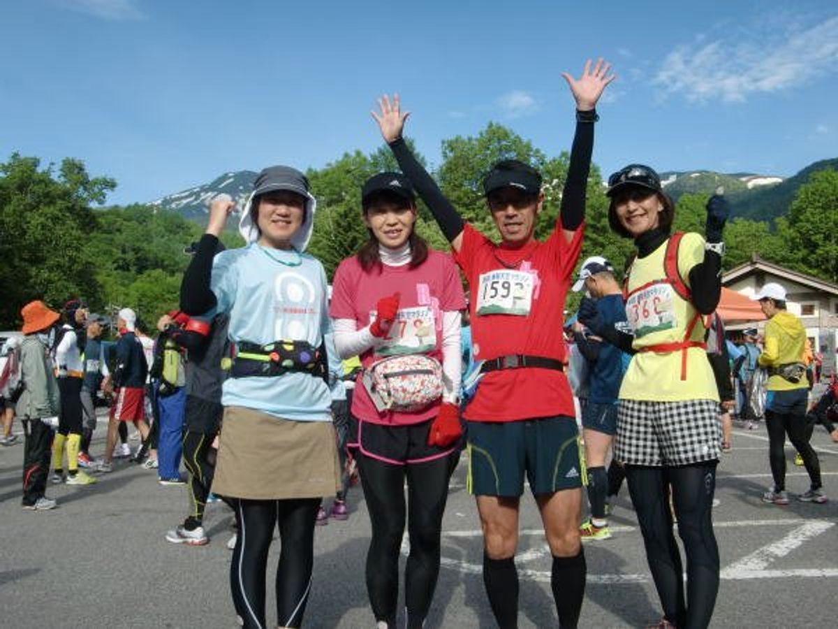 ４人で標高２７００ｍまで駆け上がります。