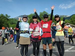 ４人で標高２７００ｍまで駆け上がります。