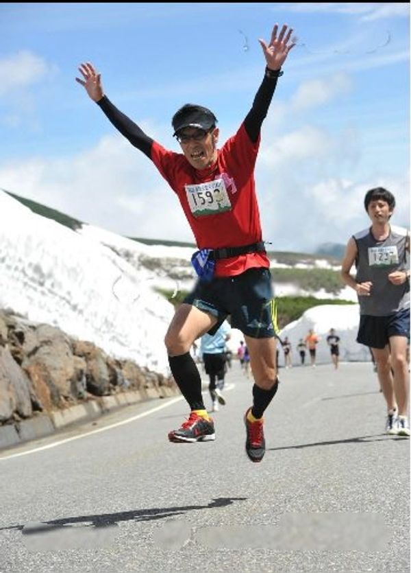 日本・長野県「長野　４人一泊旅ＲＵＮ　乗鞍」の写真：雪渓前で撮影。こんなマラソンコース他にない。
