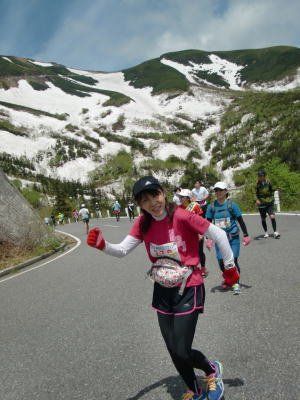 雪渓前で撮影。こんなマラソンコース他にない。