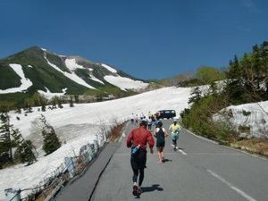 ４人で標高２７００ｍまで駆け上がります。