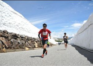 雪渓前で撮影。こんなマラソンコース他にない。