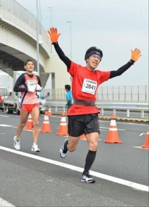 ２５０００人がスタート。横浜三塔、山下公園、首都高速湾岸線、赤レンガ前を走...