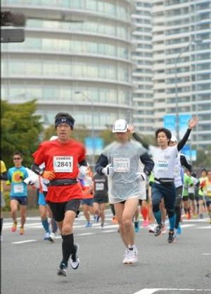 ２５０００人がスタート。横浜三塔、山下公園、首都高速湾岸線、赤レンガ前を走...