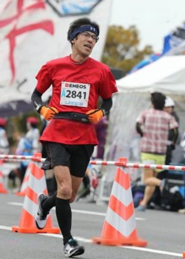 日本・神奈川県「神奈川　夫婦一泊旅ＲＵＮ　横浜マラソン」の写真：３５キロからは左に傾いて走っていました。