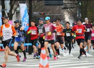 ２５０００人がスタート。横浜三塔、山下公園、首都高速湾岸線、赤レンガ前を走...