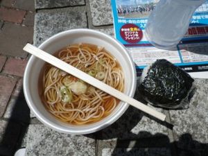 ゴール後におそばとおにぎり。シャトルバスで花巻駅から花巻温泉ホテル紅葉館へ。