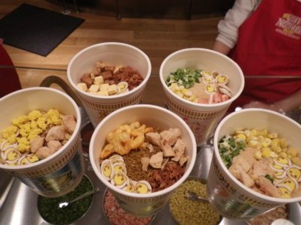 日本・東京都「東京　職場の仲間と旅ＲＵＮ　民医連ピースリレーマラソン」の写真：日清カップラーメンミュージアムでオリジナ...