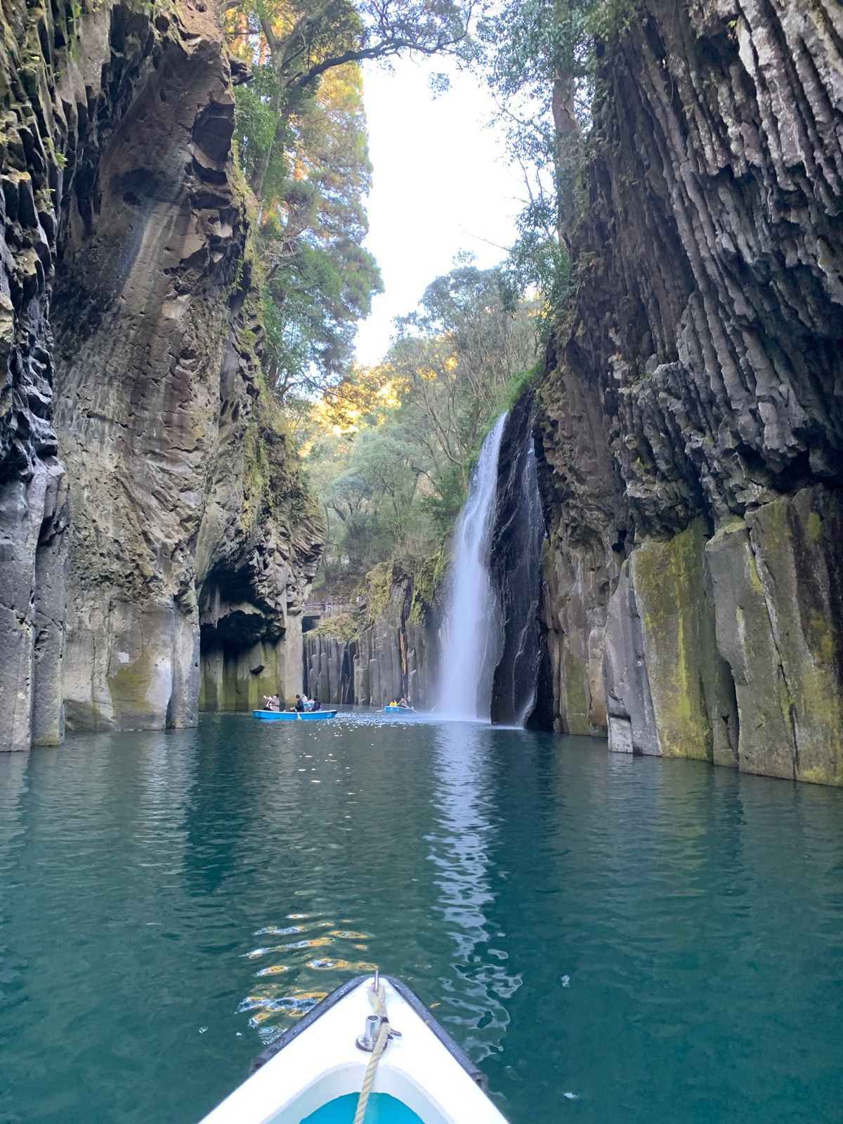 高千穂峡でボート🚣
朝日が、溪谷にさして清々しかった(^^)