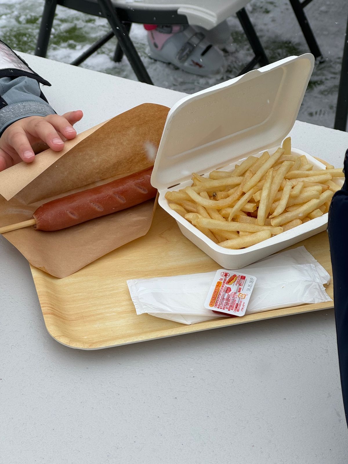 2月には珍しい雨が昨日降ったらしく、積雪の上の水にさらに積雪ということで凍...