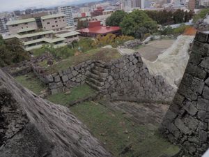 地震の爪痕があらゆるところに。
絶賛復興作業中。