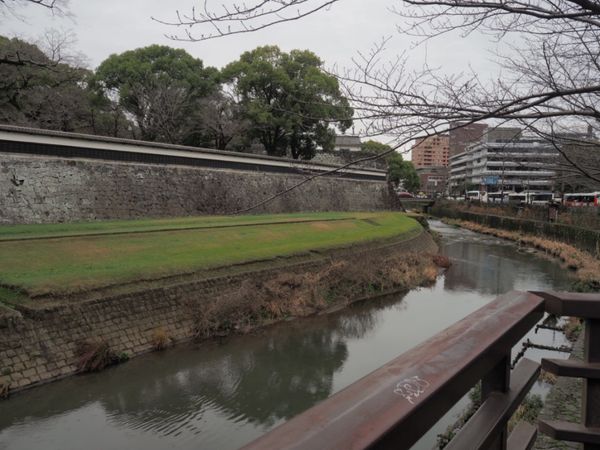 日本・熊本城「九州へ2泊３日の新婚旅行」の写真：長塀からの清正公を経て天守閣