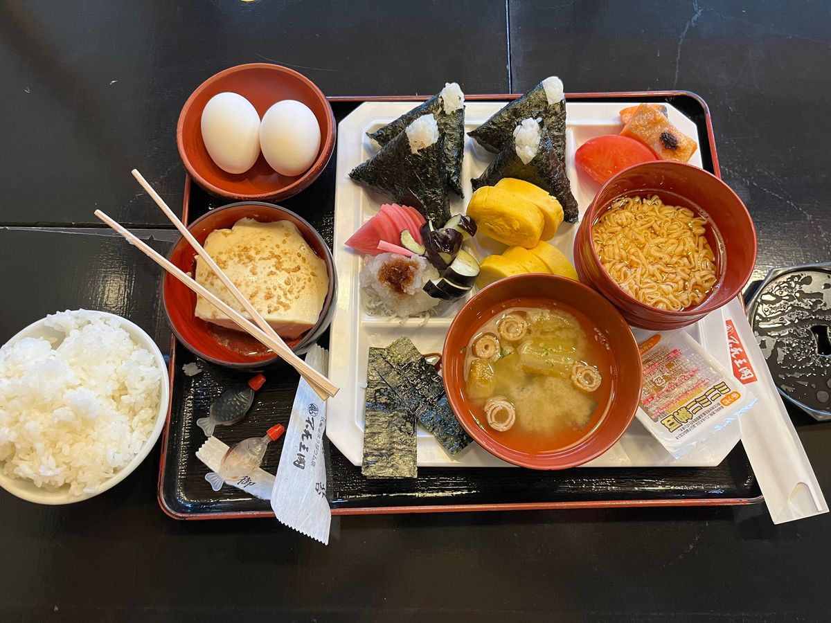 実は夜の会席料理より朝ヴァフェの方を楽しみにしている私がいる。
池田はチキ...