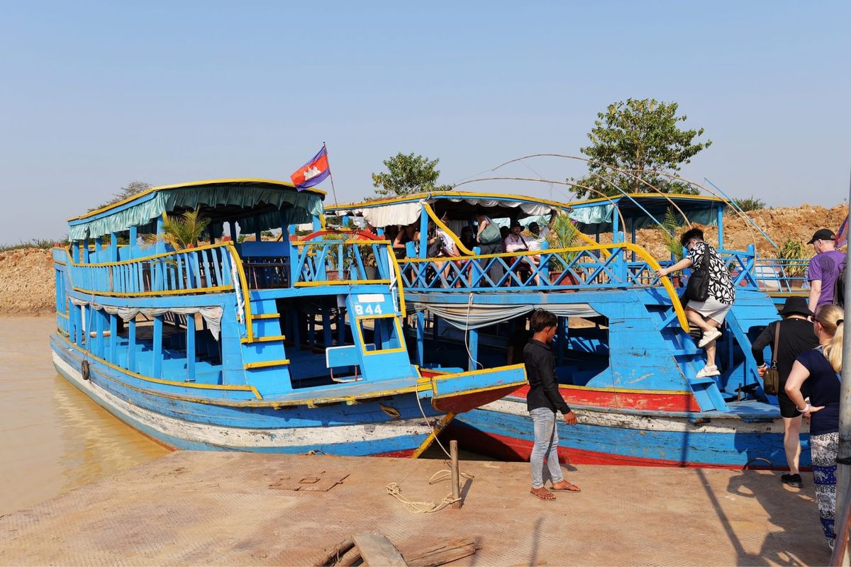 トンレサップ湖へのツアー
途中の集落へ