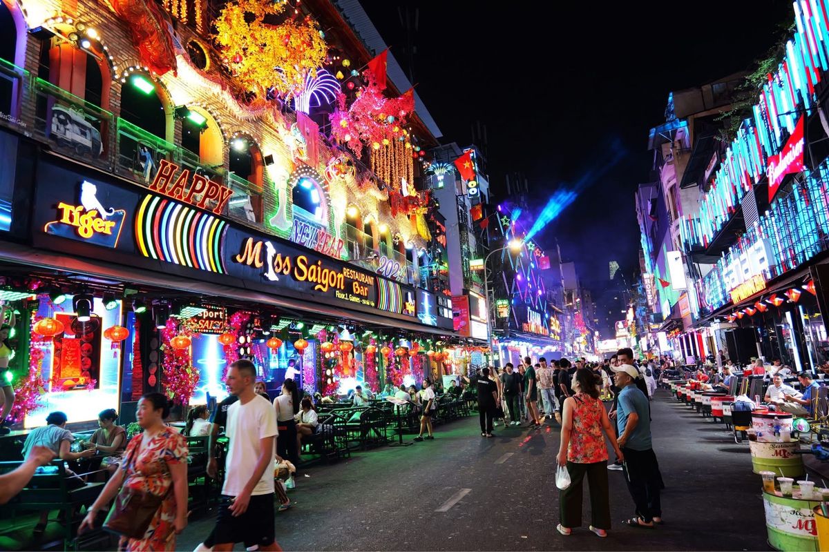 夜が栄えるブイビエン通り