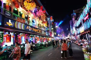 夜が栄えるブイビエン通り