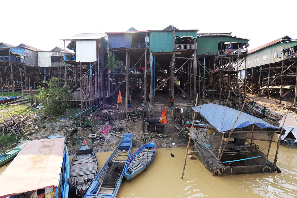 トンレサップ湖へのツアー
途中の集落へ