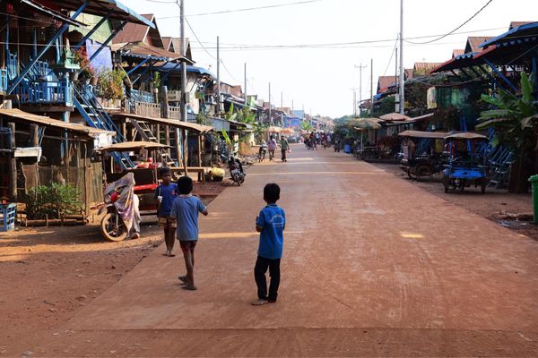 ベトナム・HoChiMinhCity「ベトナム、カンボジア弾丸旅」の写真：トンレサップ湖に行く途中の集落で